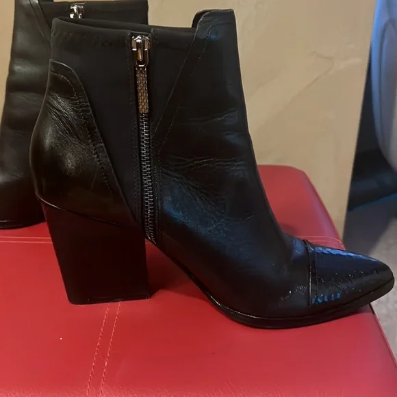 Donald Pliner: Leather Black Bootie, Size 9 - Picture 5 of 7